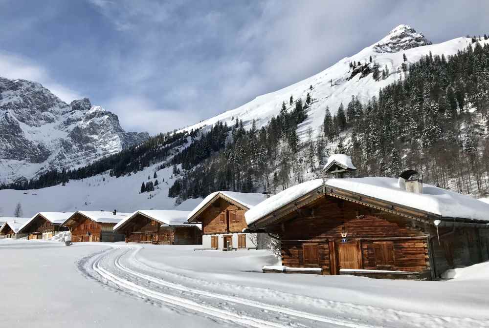 Auf der Karwendelloipe kommst du im Winter von Hinterriss mit Langlaufski zu diesen schönen Hütten 