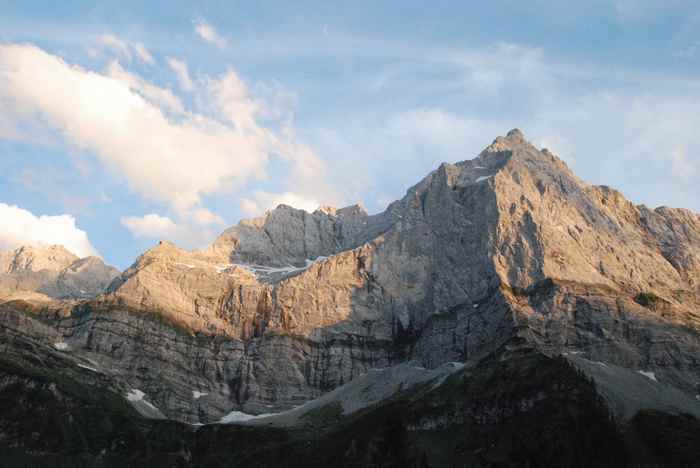 Früh aufstehen, auf die Karwendelmarsch Strecke und dafür die frühen Sonnenstrahlen im Karwendel sehen