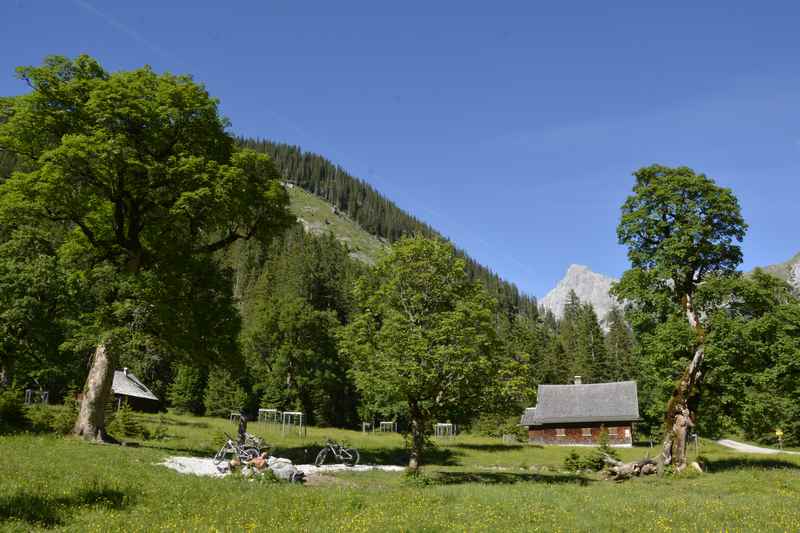 Der kleine Ahornboden ist Zwischenstation auf der Karwendeltour, der beliebten Hüttenwanderung in Tirol