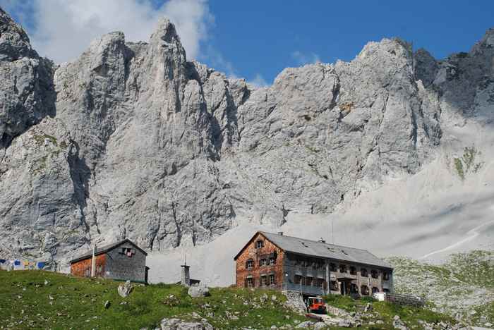 Macht Lust die Karwendeltour zu wandern: Die Lamsenjochhütte oberhalb des großen Ahornboden