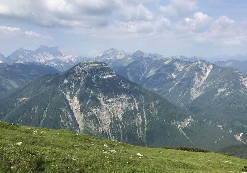 Auf der anderen Seite geht es hinein in das Karwendel, die schroffen Spitzen sind schon zu sehen. In den nächsten Tagen der Karwendeltour gibt es noch mehr davon. 