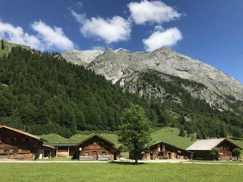 Die Engalm ist Station der Hüttenwanderung, oh du wunderschöne Karwendeltour