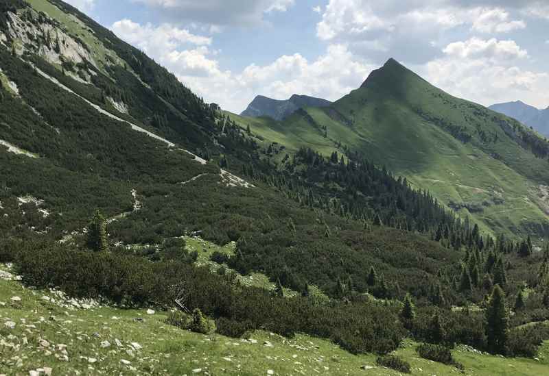 Durch diese schöne Landschaft führt der Höhenweg hinüber zur Tölzer Hütte