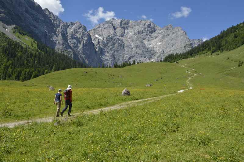 Die bekannte Bergkulisse bei der Engalm erreichen Sie auch bei der König Ludwig Karwendeltour