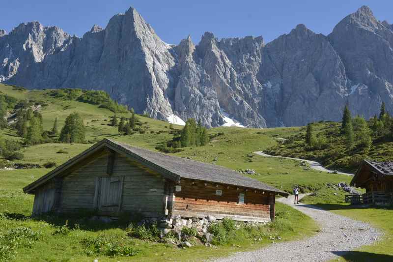 Bei der Ladizalm mountainbiken in Hinterriß, links die Herzogkannte - das Matterhorn im Karwendel