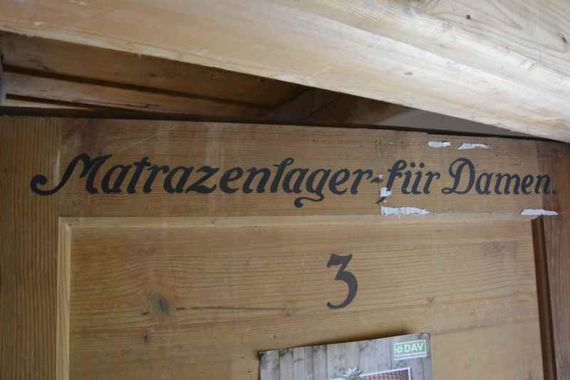 1922 wurde der Grundstein der Tölzer Hütte gelegt - damals wurde getrennt geschlafen