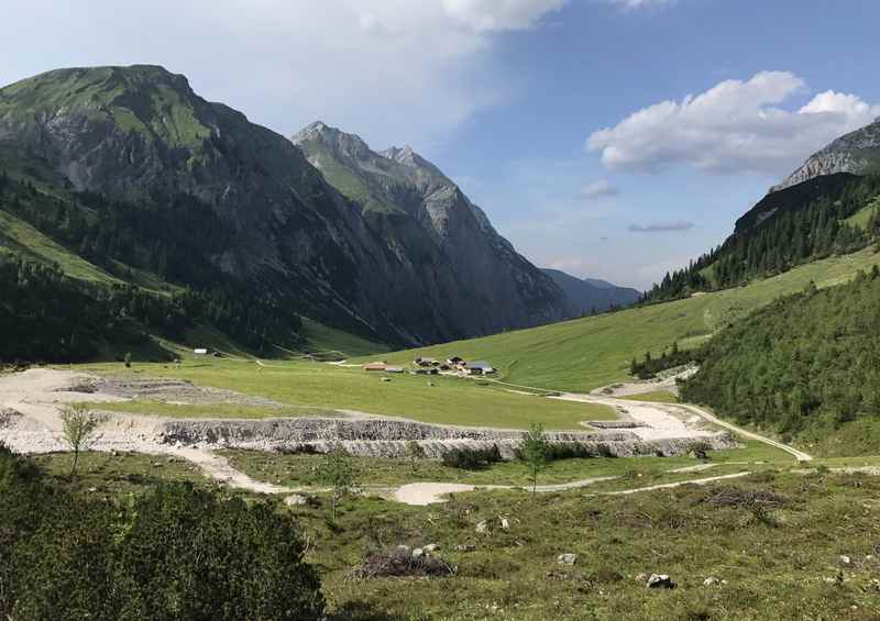 Der Blick zurück auf die Almhütten des Lalidersalm Niederleger