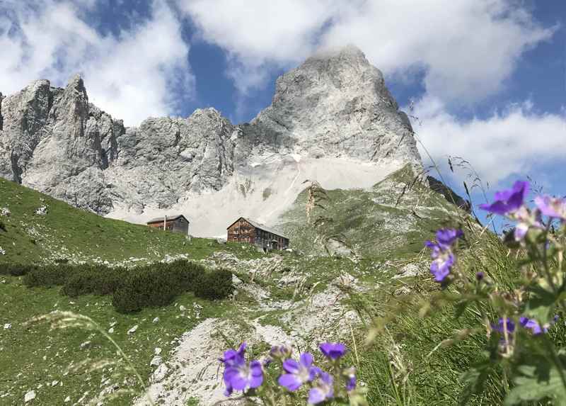 Die Lamsenjochhütte mit der Lamsenspitze - wunderschöne Lage in den Bergen