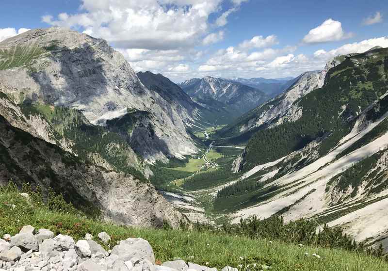 Das ist Blick hinunter zur Gramaialm ins Falzthurntal - ein Zustieg auf die Lamsenjochhütte