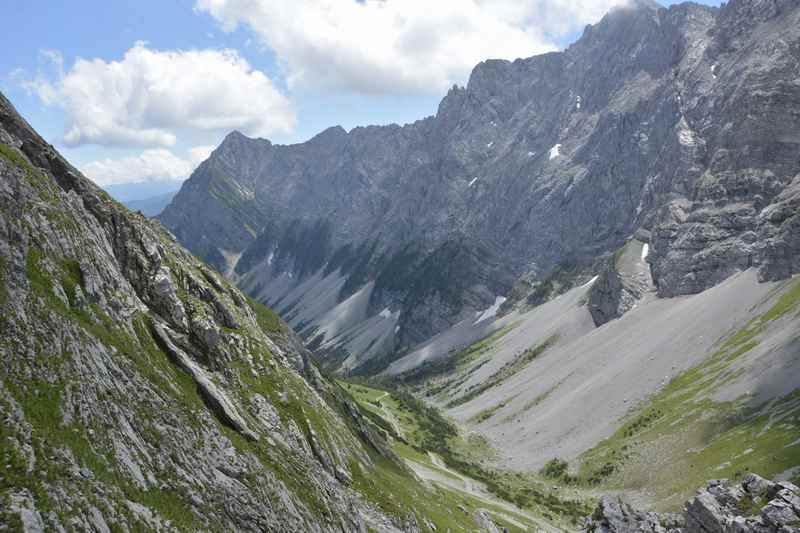 So schroff ist das Karwendelgebirge von der Lamsenhütte in Richtung Stallenalm