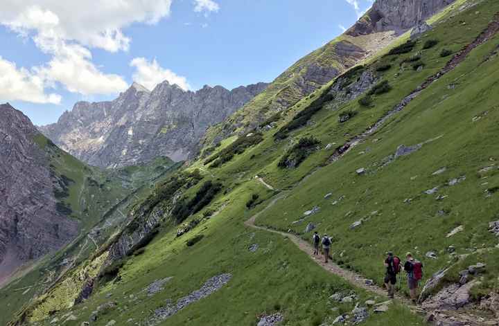 Auf diesem Wanderweg kommen die Wanderer aus der Eng und dem Ahornboden auf die Lamsenjochhütte