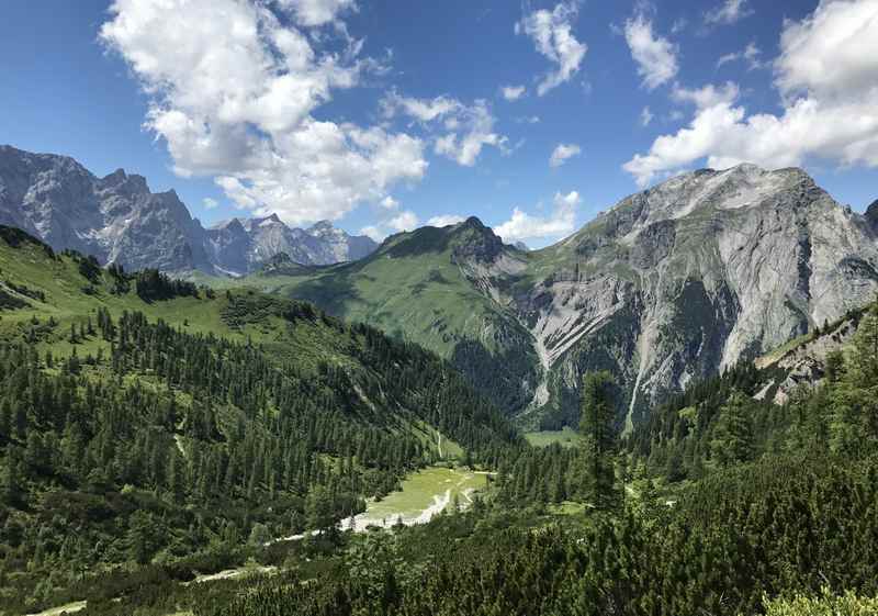 Und das ist Blick zurück und hinüber zu den Laliderer Wänden samt Birkkarspitze