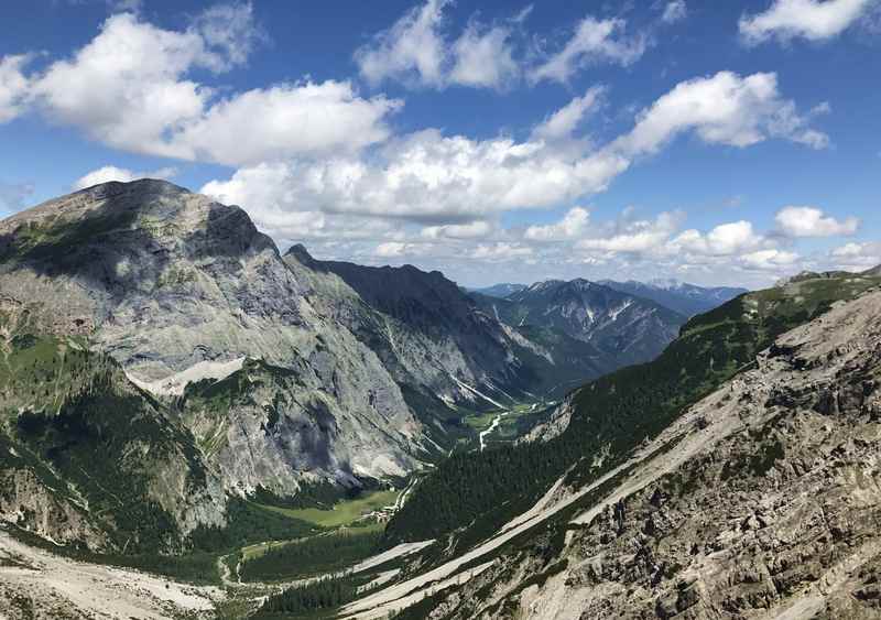 Der Blick hinunter zur Gramaialm - von hier führt auch ein Wanderweg zur Lamsenjochhütte