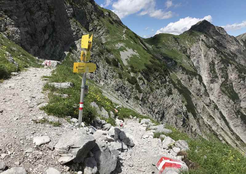 Links der Wanderweg in den Ahornboden, rechts der Wandersteig zur Gramaialm