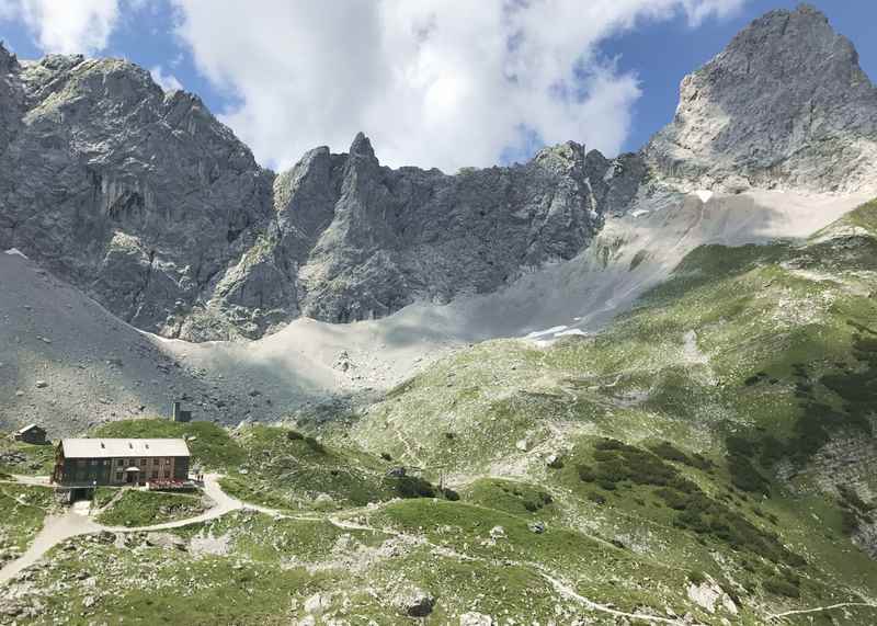 Das ist die Aussicht zur Lamsenjochhütte auf der Wanderung zum Schafjöchl