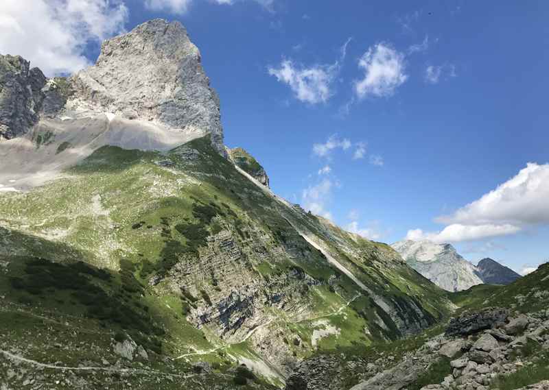 Gegenüber der Lamsenspitze wandern im Karwendel. Von hier sieht man klein den Wanderweg, der sich rund um die Lamsenspitze zwischen den beiden Lamsenjöchern zieht