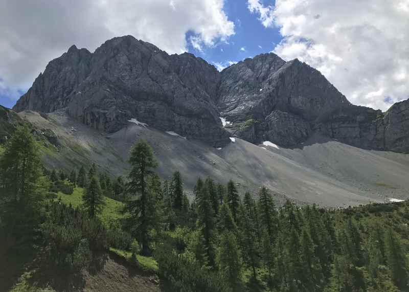 Beim Wandern zum Lamsenjoch zeigt sich die Lamsenspitze.