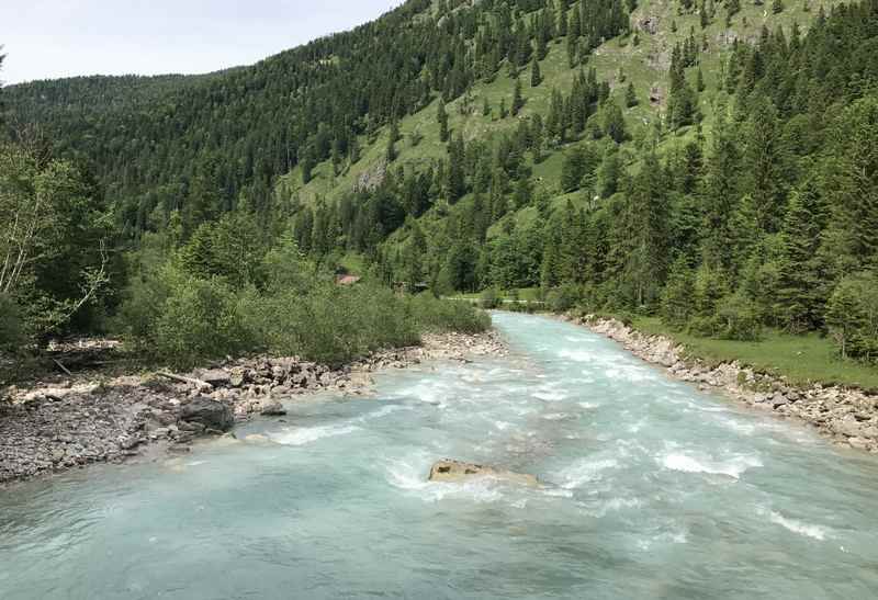 Wir haben genügend Zeit die wilde Flußlandschaft auf uns wirken zu lassen