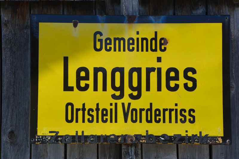 Und das Schild mit dem Hinweis auf den Zollgrenzbezirk prangert am Holzstadel in Richtung Maustrasse Wallgau