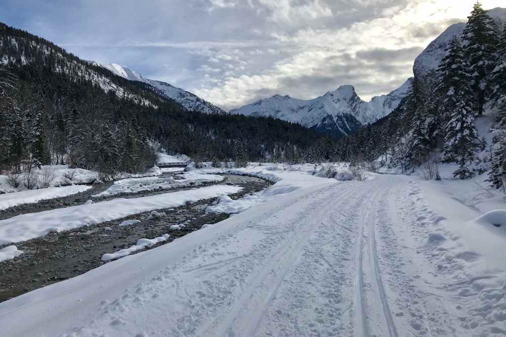 Auf der Loipe von Hinterriß durch diese grandiose Winterlandschaft langlaufen im Karwendel