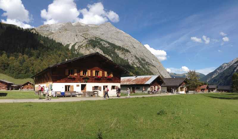 Links die Nockhütte, Engalm am Ahornboden im Karwendelgebirge