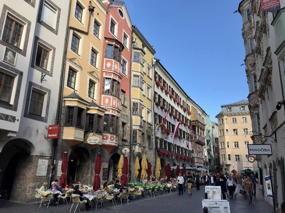 Kleine Orte und große Städte im Karwendel - hier Innsbruck mit der Altstadt