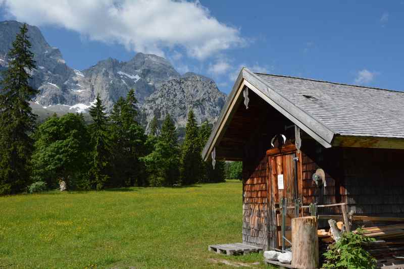 Rontal Tortal: Nach einer Stunde steht man auf dem großen Almboden bei der Rhontalalm - hier im Bild das rustikale Pürschhaus