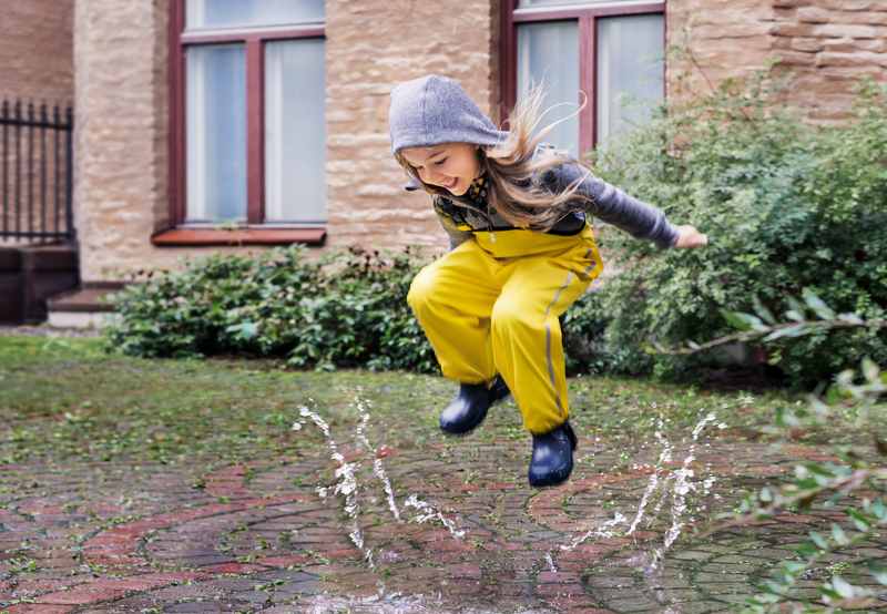 Und bei Regenwetter bleiben die Kinder mit der Reima Oudoorausrüstung trocken - dann können sie auch in die Regenpfützen hüpfen
