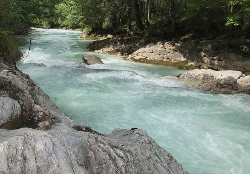 Am Rißbach entlang wandern Sie zum Ziel des heutigen Tages, dem kleinen Ort Hinteriß