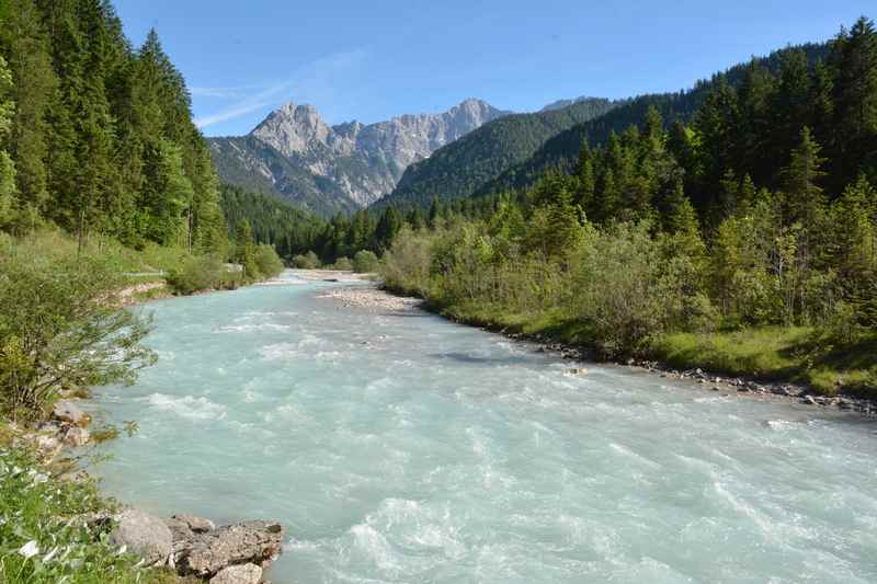 Der türkisgrüne Rißbach bei Hinterriß mit den Spitzen des Karwendelgebirge