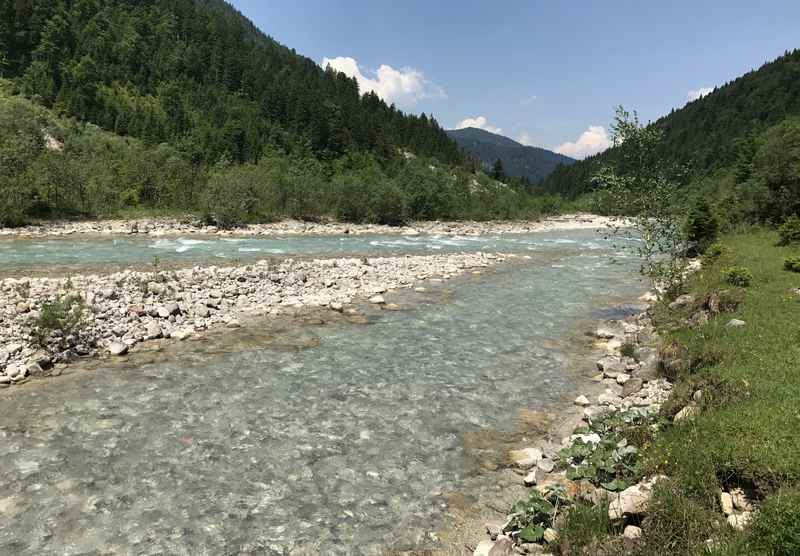 Im glasklaren Wasser am Rißbach können die Füße nach dem Abstieg entspannen