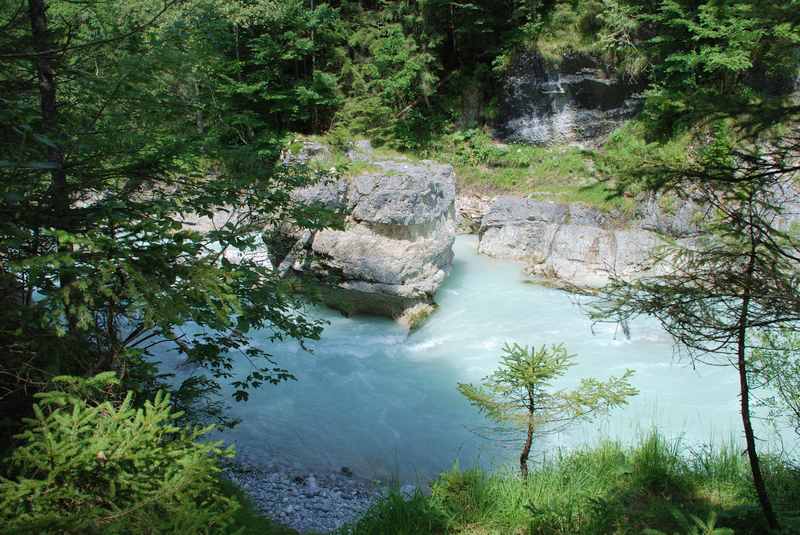 Türkisgrünes Wasser in der Rissbachklamm, versteckt im Bergwald