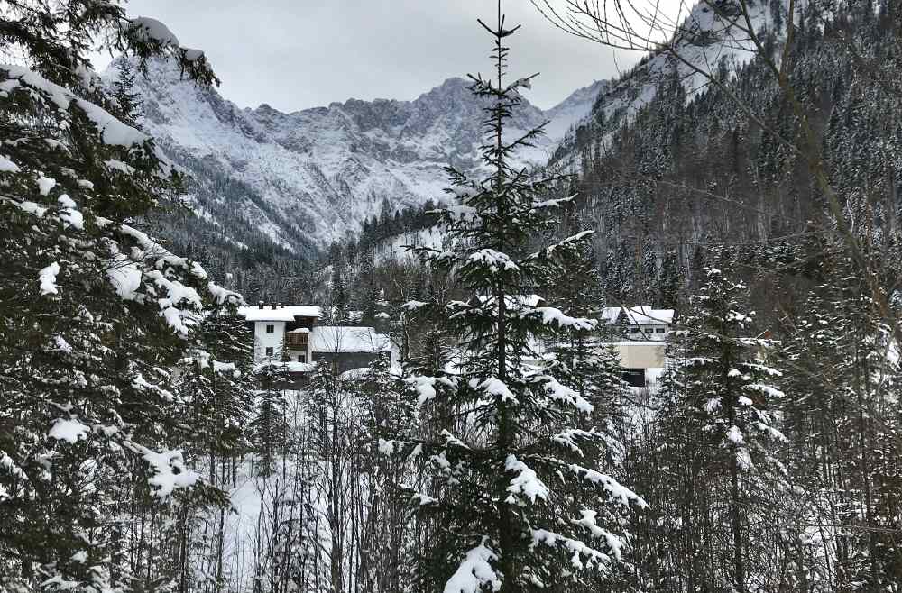 Bei Lenggries rodeln: Der Blick von der Rodelbahn auf den Ort Hinterriß mit dem Karwendel