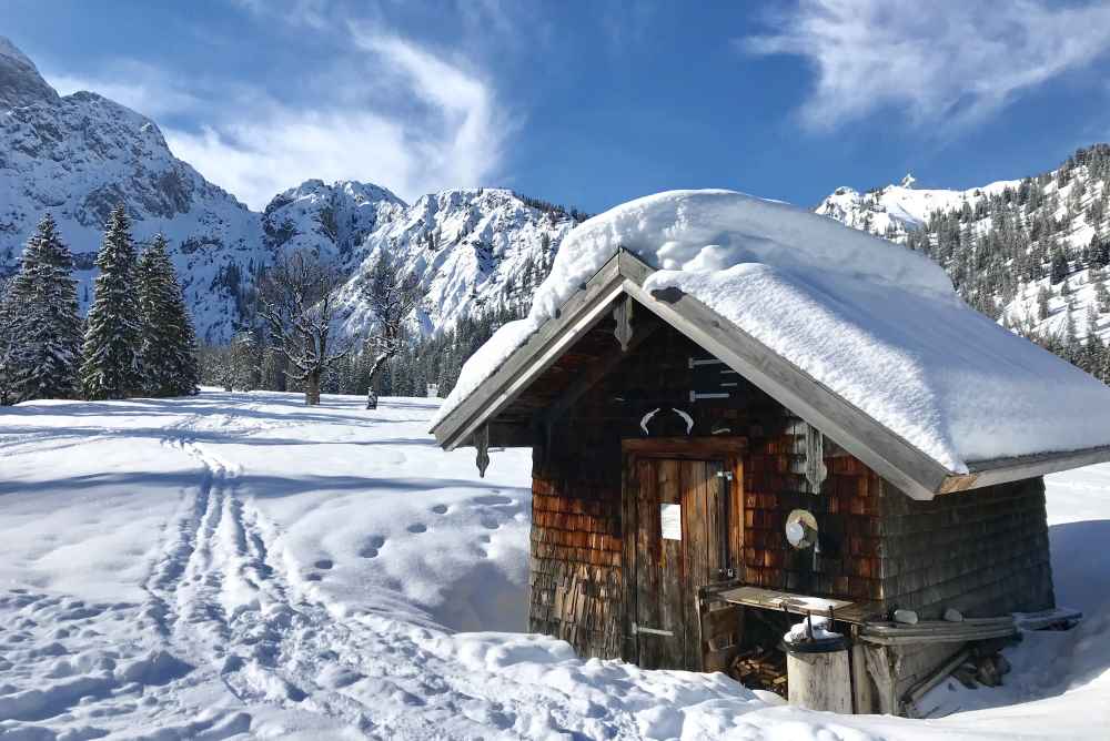 So ist es im Winter im Rontal mit den verschneiten Hütten