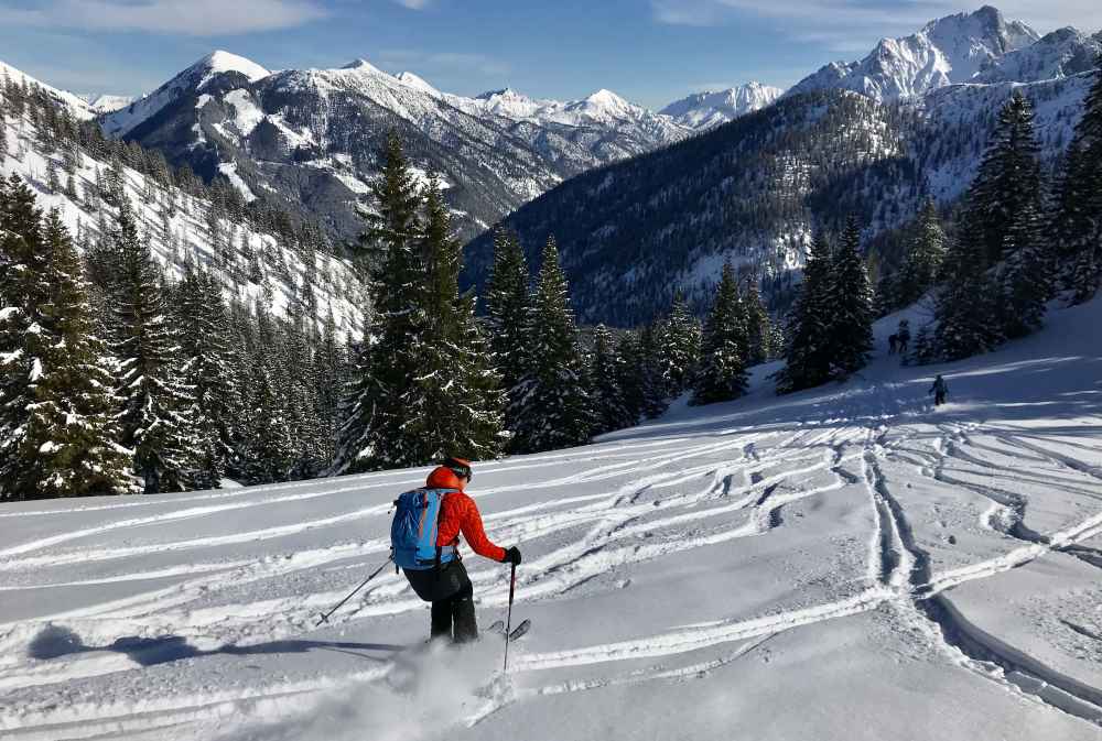 Vom Gipfel des Hochalplkopf geht die Abfahrt der Skitour im Pulverschnee zur Rohntalalm 