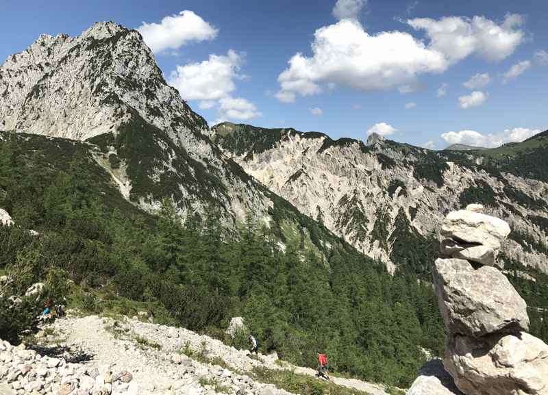 Im Rontal von der Rohntalalm zur Torscharte wandern im Karwendelgebirge