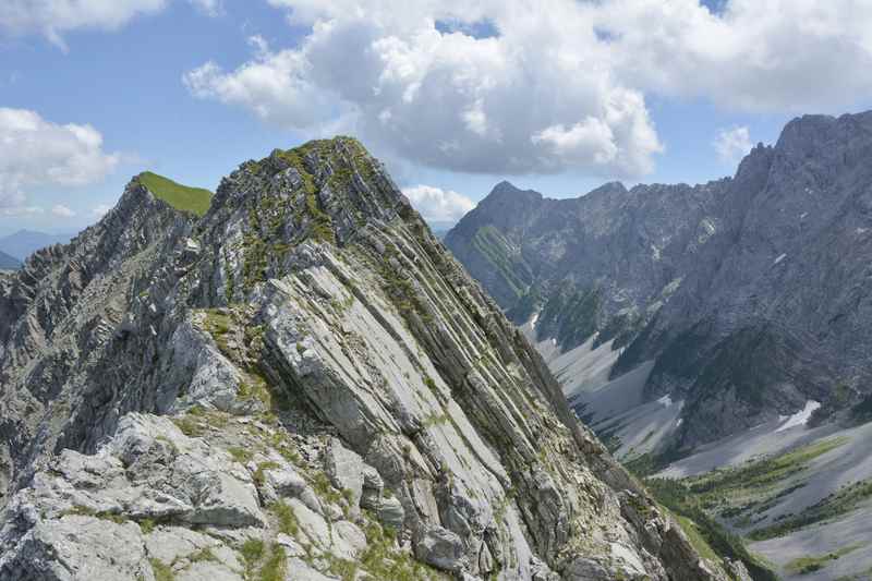 Schmal ist der Steig auf dem Grat, rechts das Stallental