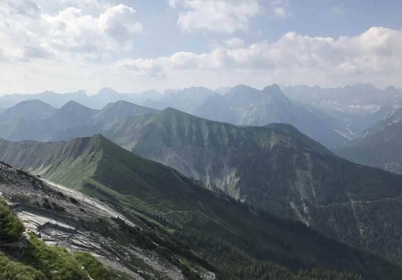 Der Ausblick vom Gipfel auf das leider diesige Karwendel, zum Glück gibt es die nächsten Tage mehr davon