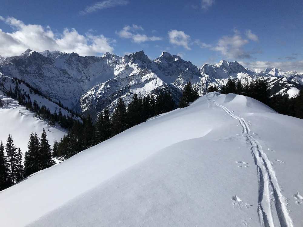 Der Ausblick beim Gipfel der Schönalmjoch Skitour 