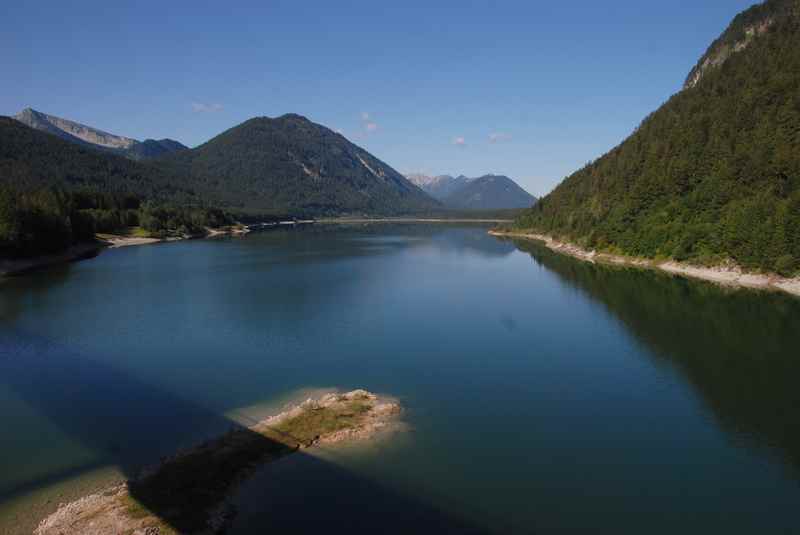 Nahe des Ahornboden: Der Sylvensteinsee in Fall am Rand des Karwendel, bei Lenggries