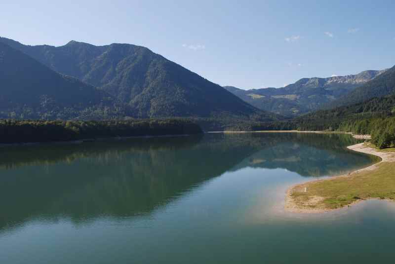 Das ist der Blick über den Sylvensteinspeicher mit dem Karwendel im Hintergrund