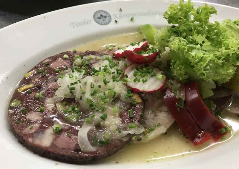 Die echte Bauernsulze - gute Tiroler Küche im Gasthof Post in Hinterriß