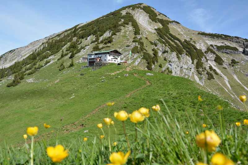 So schön liegt die Tölzer Hütte unterhalb des Scharfreiters im Karwendel