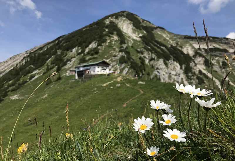 Die Tölzer Hütte auf der Karwendeltour in Tirol