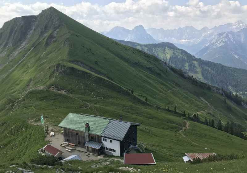 Der Abstieg vom Scharfreiter zur der Tölzer Hütte, hinten dann doch ein Panorama vom Karwendel