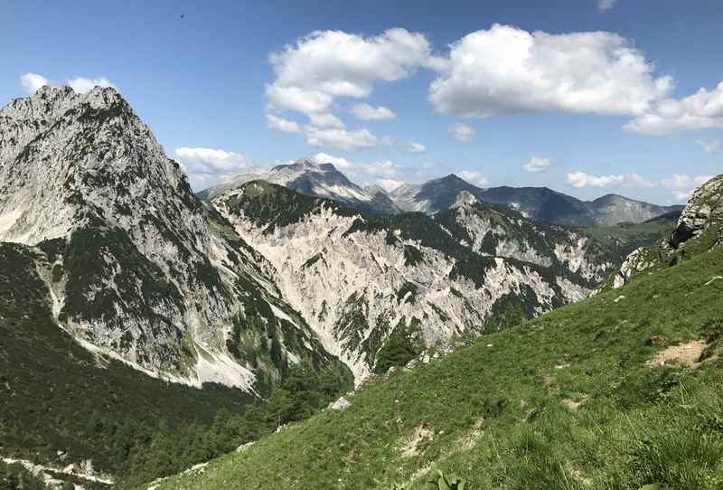 Der Ausblick von der Torscharte auf das Karwendel