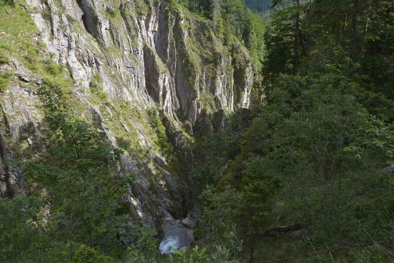 Der Blick vom Tortal Wanderweg hinunter in die Klamm beim Jungfernsprung