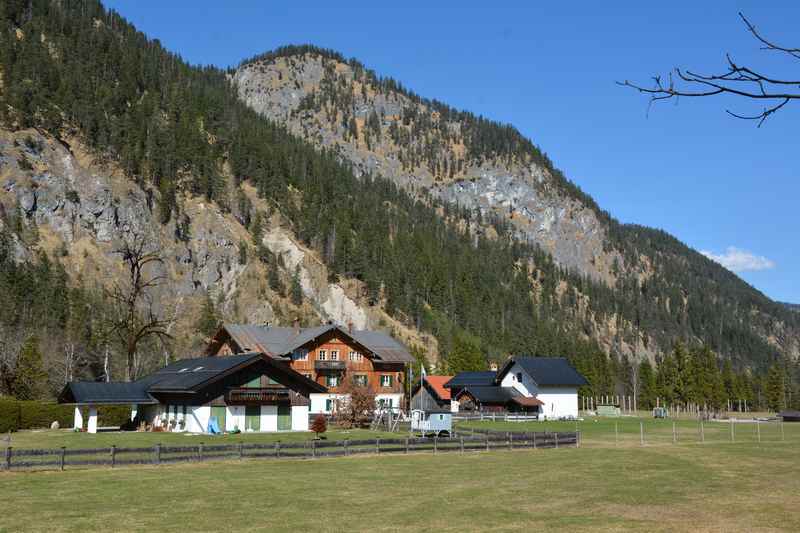 Der Weiler Vorderriß in Bayern auf dem Weg zum Ahornboden