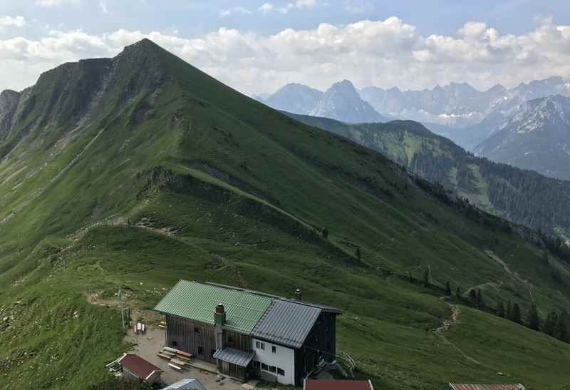 Blick auf die Tölzer Hütte beim Abstieg vom Scharfreuter auf der König Ludwig Karwendeltour