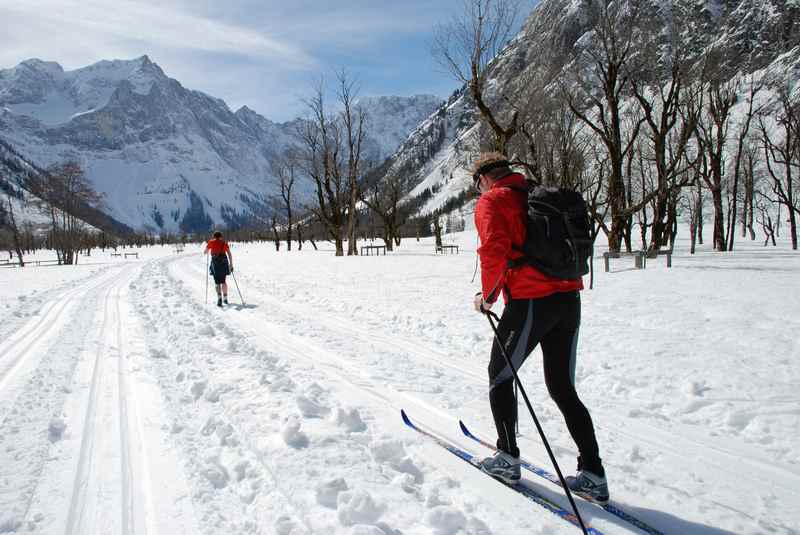 Der viele Schnee ist gut für die Karwendelloipe am Ahornboden - sollten Sie sich mal selbst auf Langlaufskiern anschauen.